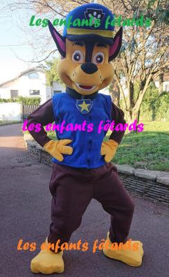 Chase mascotte les enfants fetards